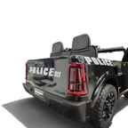 Vue arrière de la voiture électrique Petit Pilote Dodge RAM Police noire avec marquages officiels et pneus tout-terrain