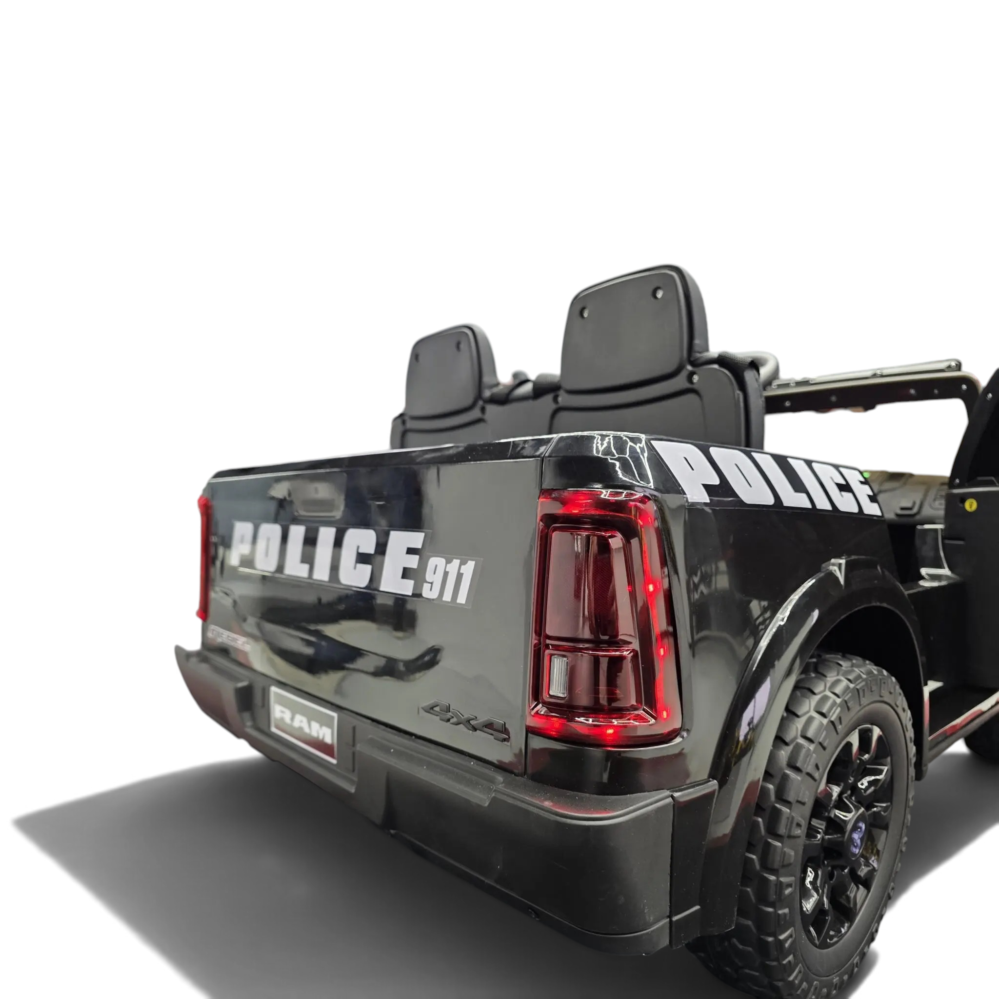 Vue arrière de la voiture électrique Odecare Dodge RAM Police noire avec marquages officiels et pneus tout-terrain