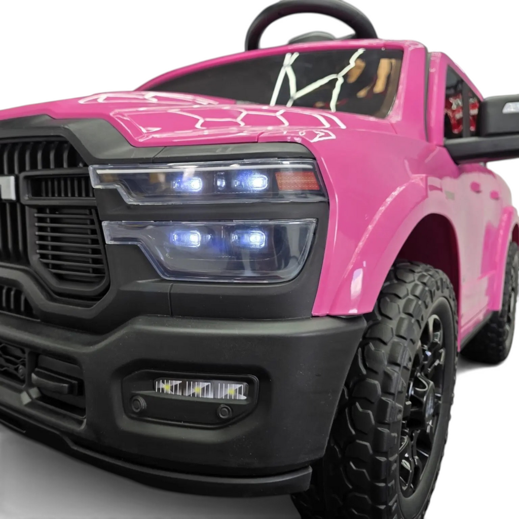 Voiture électrique enfant Petit Pilote Dodge RAM rose 12V avec phares LED fonctionnels et pneus tout-terrain