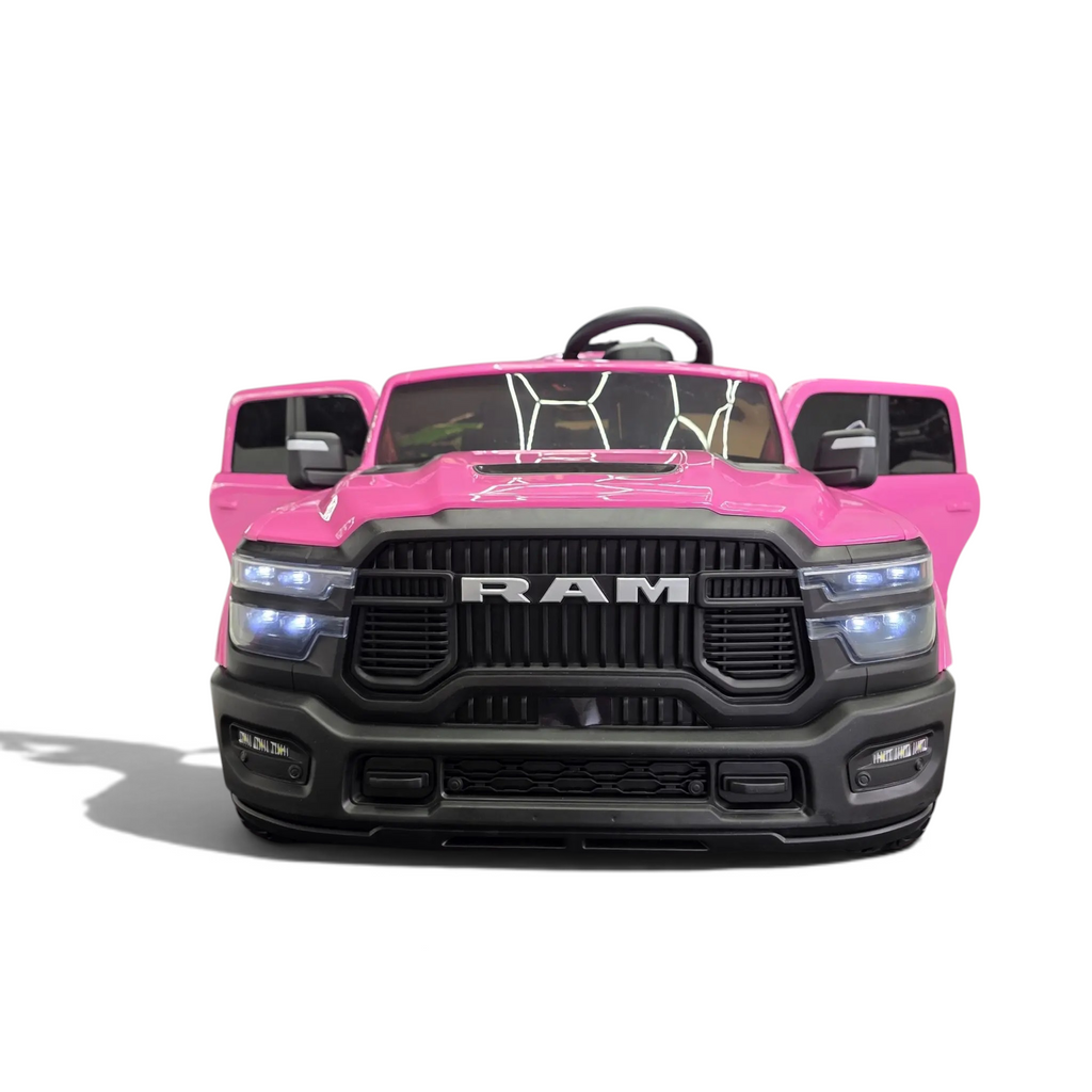Voiture électrique enfant Petit Pilote Dodge RAM rose avec phares LED allumés et portes ouvertes dans un showroom