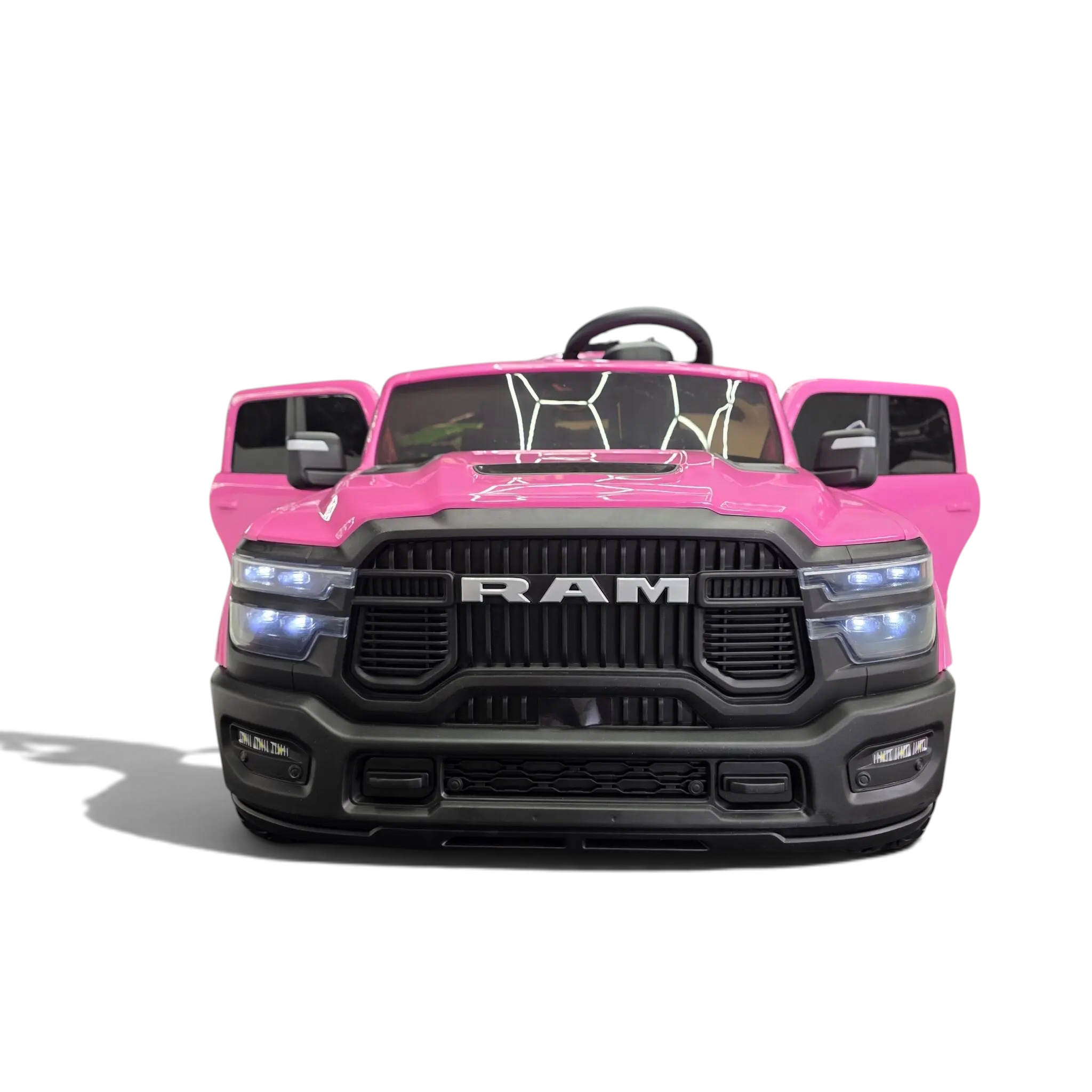 Voiture électrique enfant Odecare Dodge RAM rose avec phares LED allumés et portes ouvertes dans un showroom