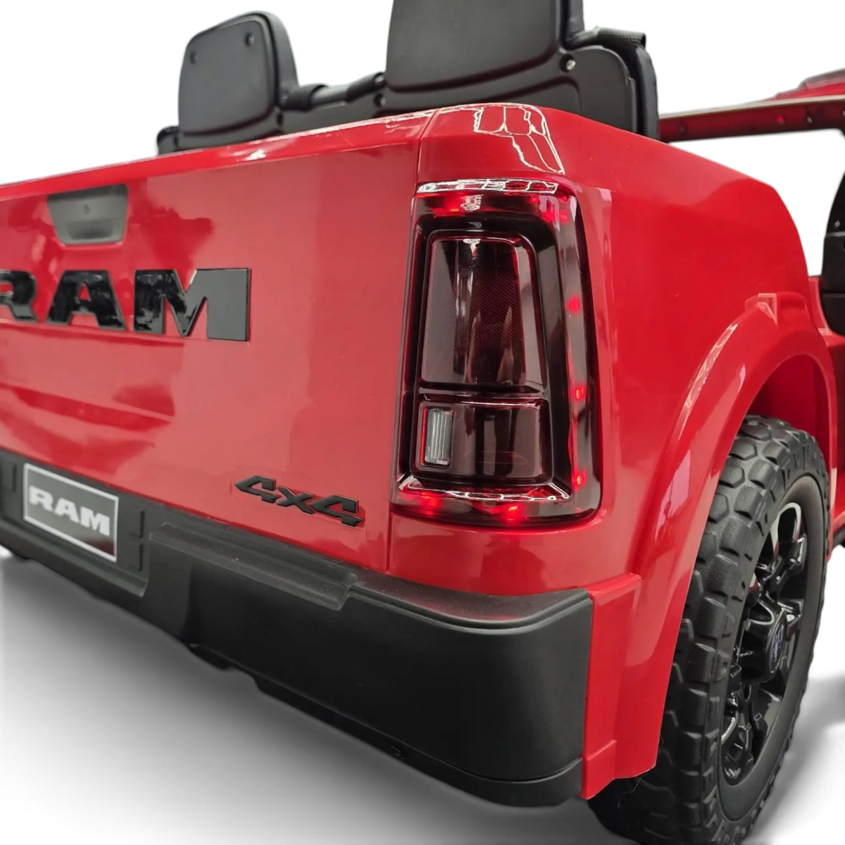 Vue arrière du pick-up électrique pour enfant Petit Pilote Dodge RAM rouge avec feux arrière et pneus tout-terrain