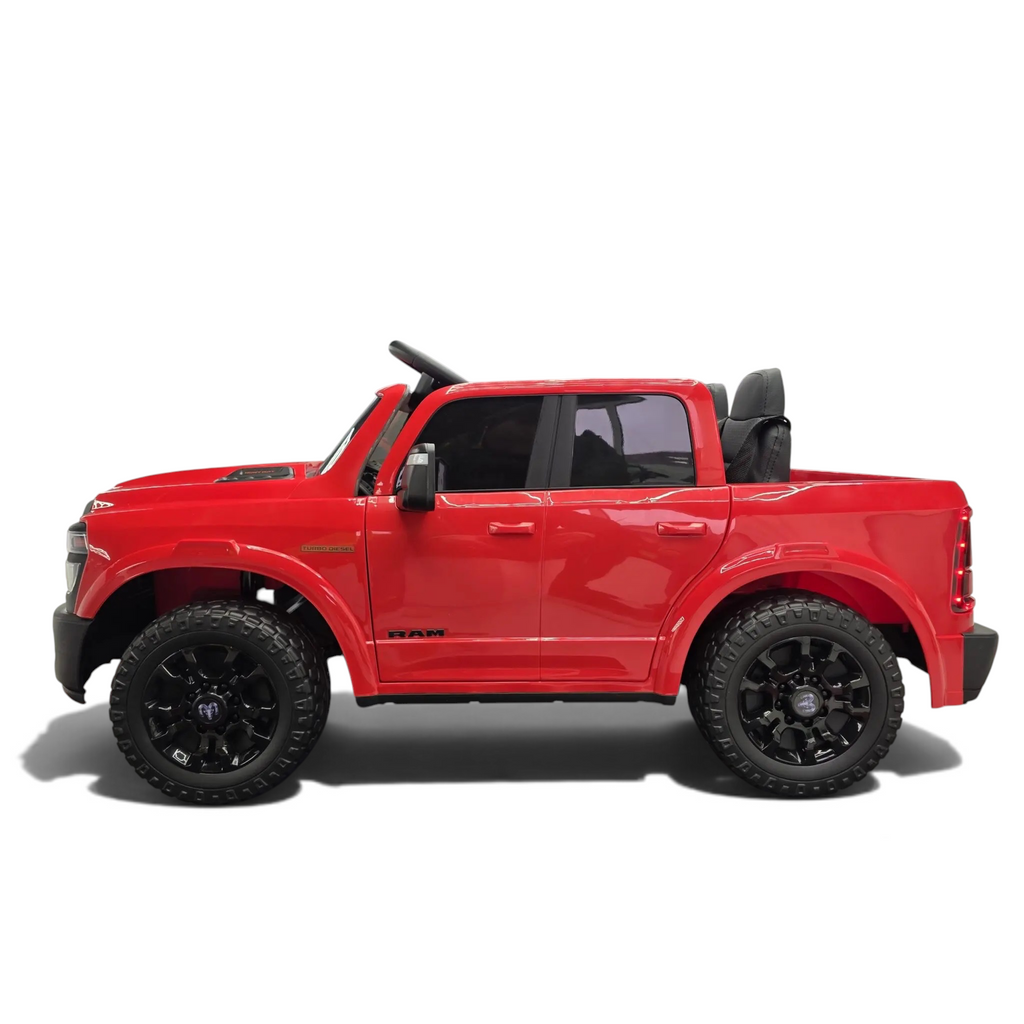 Voiture électrique enfant Petit Pilote Dodge RAM rouge 12V avec pneus EVA et siège en cuir dans un showroom