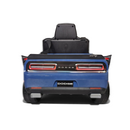 Vue arrière de la voiture électrique enfant Petit Pilote Dodge SRT bleue avec feux LED et siège en cuir noir