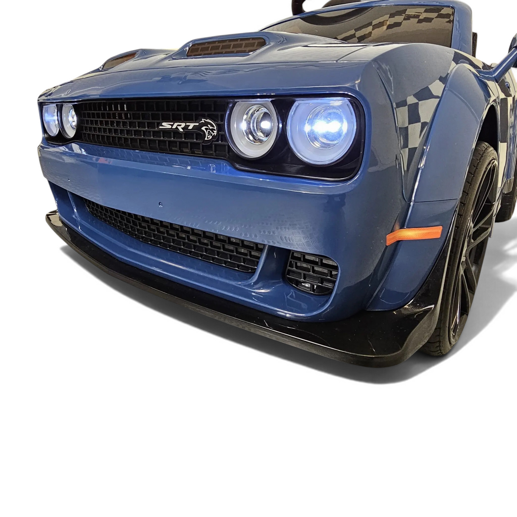 Gros plan sur la calandre bleue de la voiture électrique enfant Petit Pilote Dodge SRT avec phares LED allumés