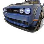 Gros plan sur la calandre bleue de la voiture électrique enfant Petit Pilote Dodge SRT avec phares LED allumés