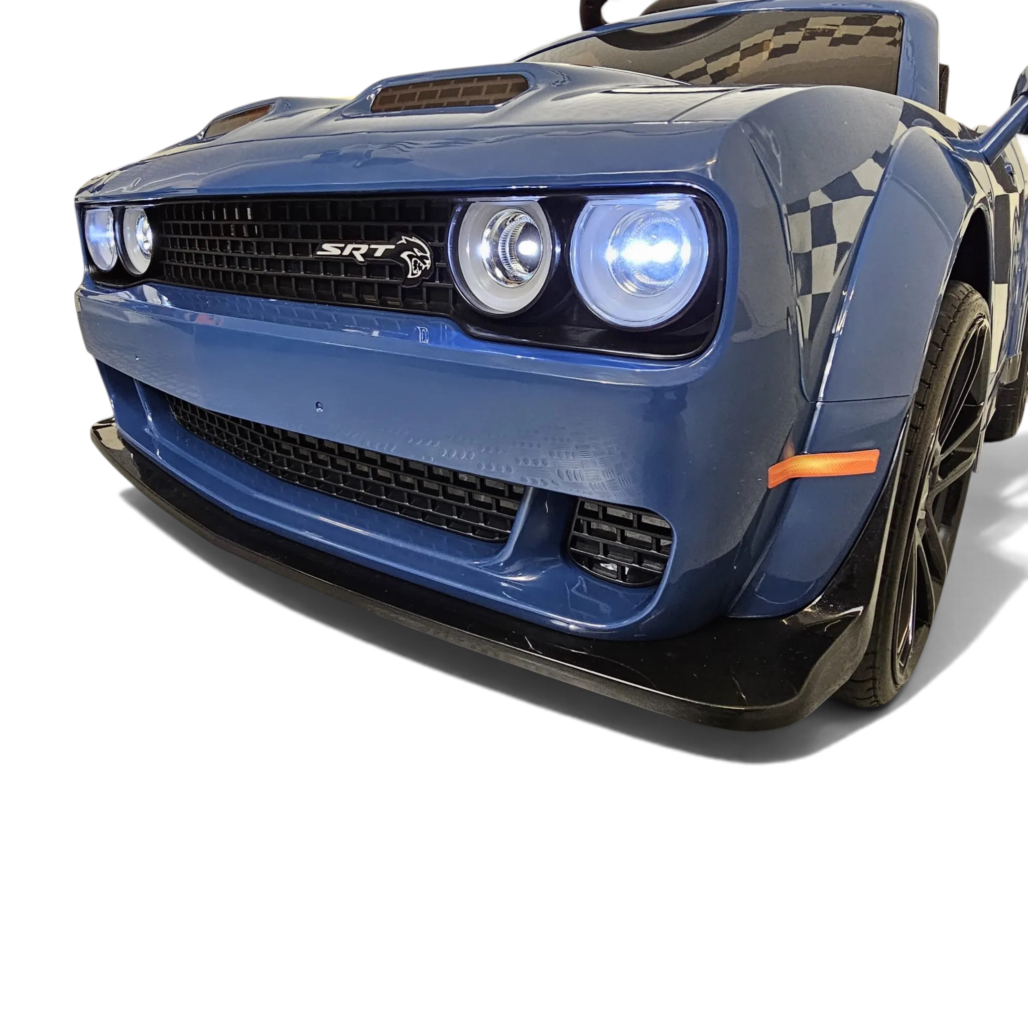 Gros plan sur la calandre bleue de la voiture électrique enfant Petit Pilote Dodge SRT avec phares LED allumés