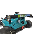 Vue arrière de la voiture électrique enfant Petit Pilote Aston Martin F1 verte avec aileron et détails de course