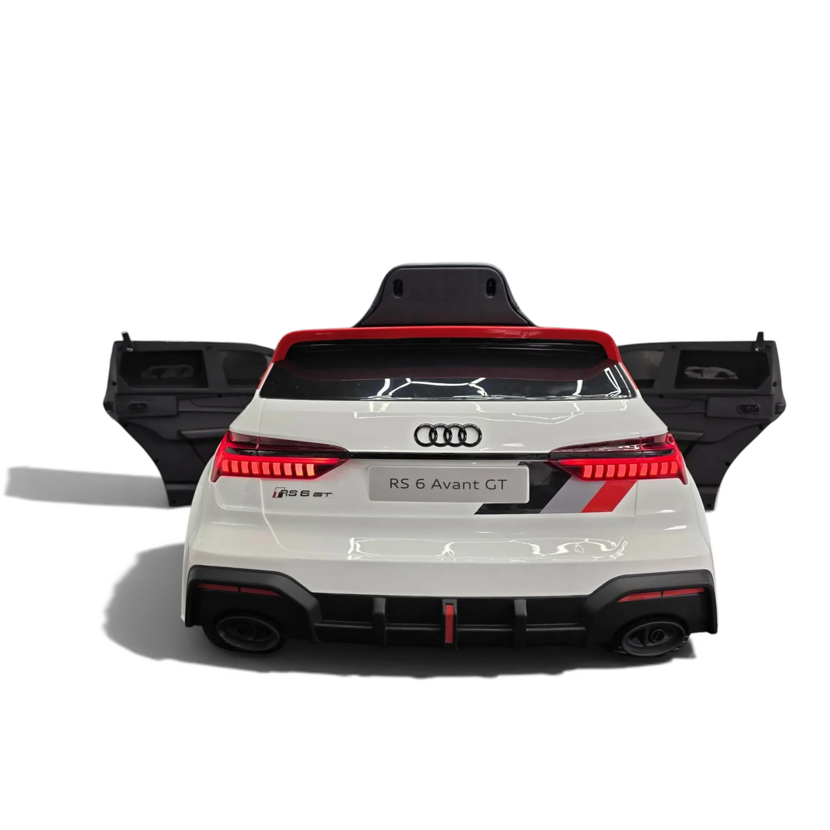 Vue arrière de la voiture électrique pour enfant Odecare Audi RS6 Avant GT blanche avec feux LED et détails rouges