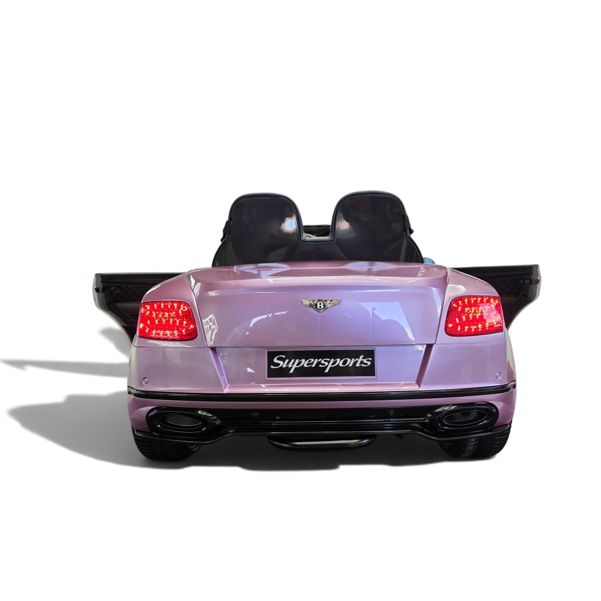 Vue arrière de la voiture électrique pour enfant Odecare Bentley Continental rose métallisé avec feux allumés