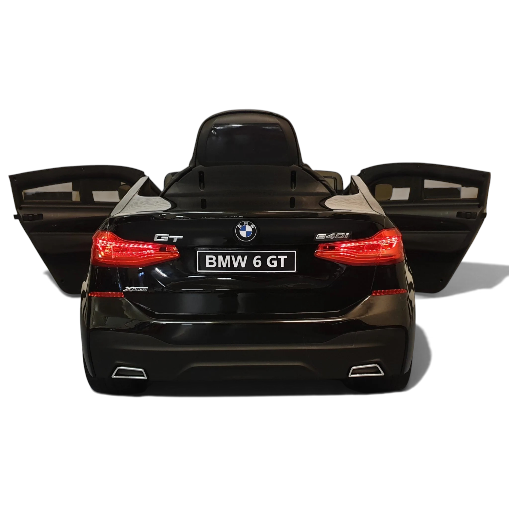 Vue arrière de la voiture électrique enfant Petit Pilote BMW GT 12V noire métallisée avec portes ouvertes