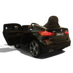 Voiture électrique enfant Petit Pilote BMW GT noire métallisée avec porte ouverte et détails réalistes