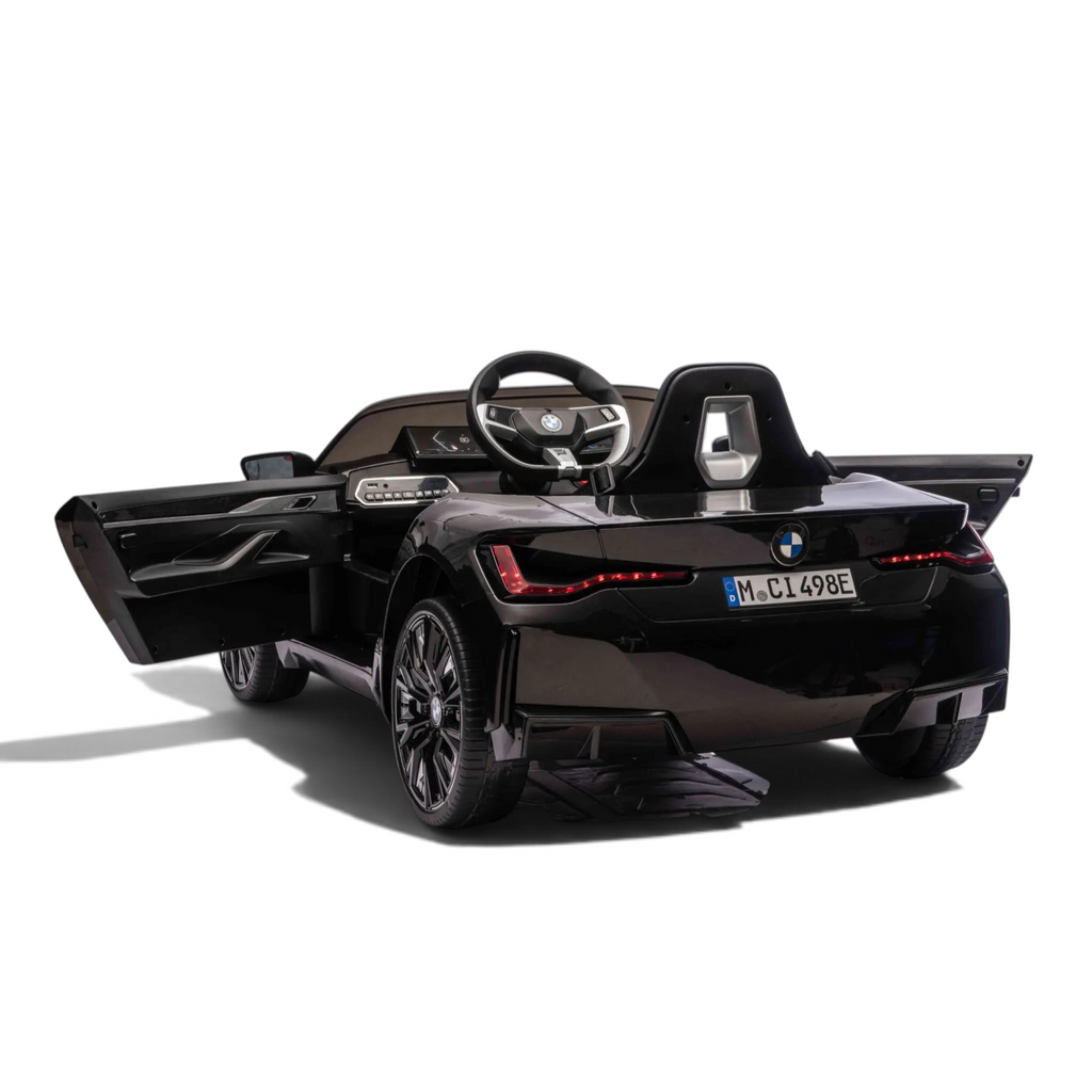 Vue arrière de la voiture électrique enfant Petit Pilote BMW i4 12V noire métallisée avec portes ouvertes et phares LED