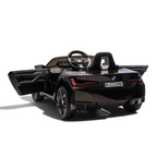 Vue arrière de la voiture électrique enfant Petit Pilote BMW i4 12V noire métallisée avec portes ouvertes et phares LED