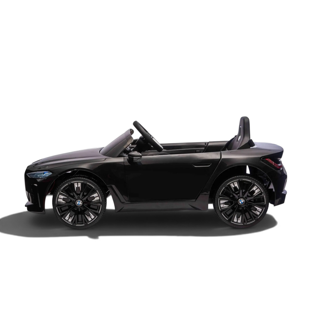 Voiture électrique pour enfant Petit Pilote BMW i4 noire métallisée, vue de profil avec roues sportives et siège en cuir