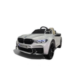 Voiture électrique enfant Odecare BMW M5 24V gris métallisé avec phares LED et pneus EVA dans un showroom