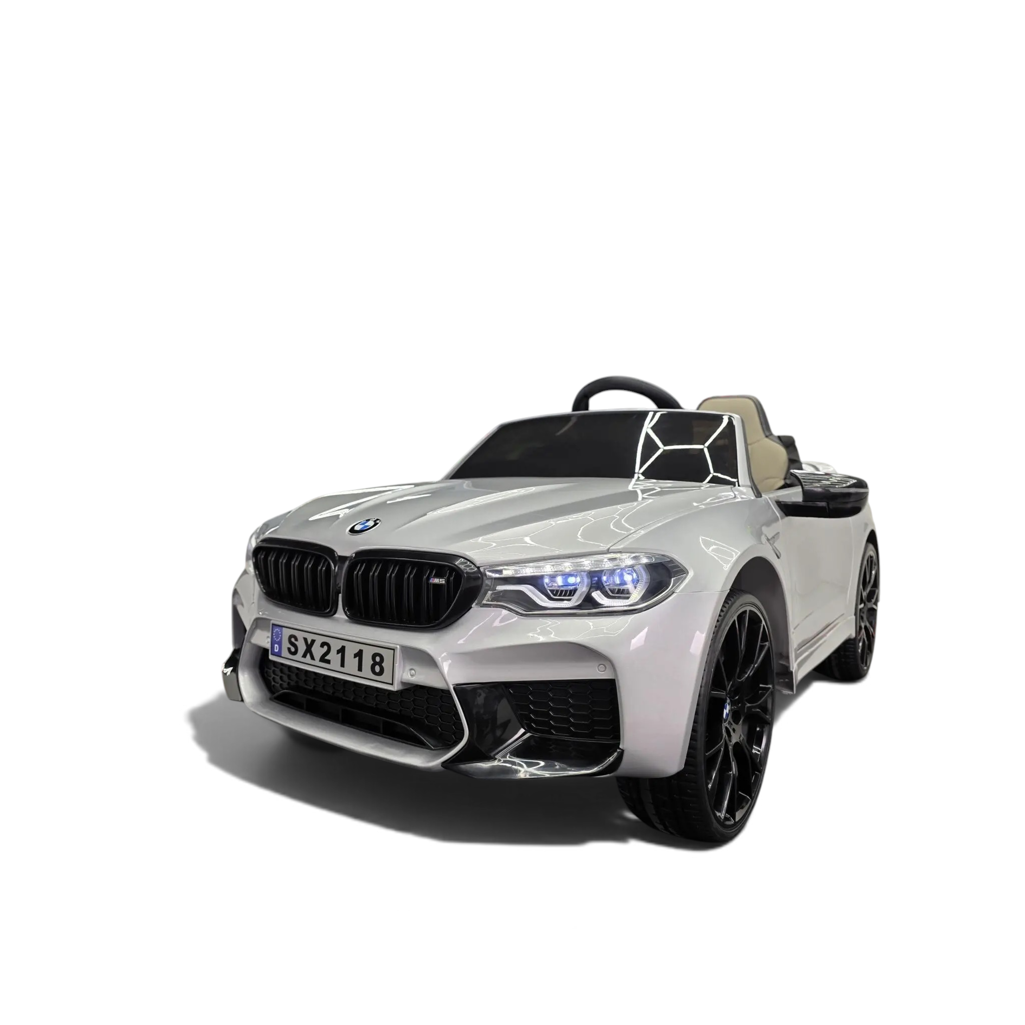 Voiture électrique enfant Odecare BMW M5 24V gris métallisé avec phares LED et pneus EVA dans un showroom