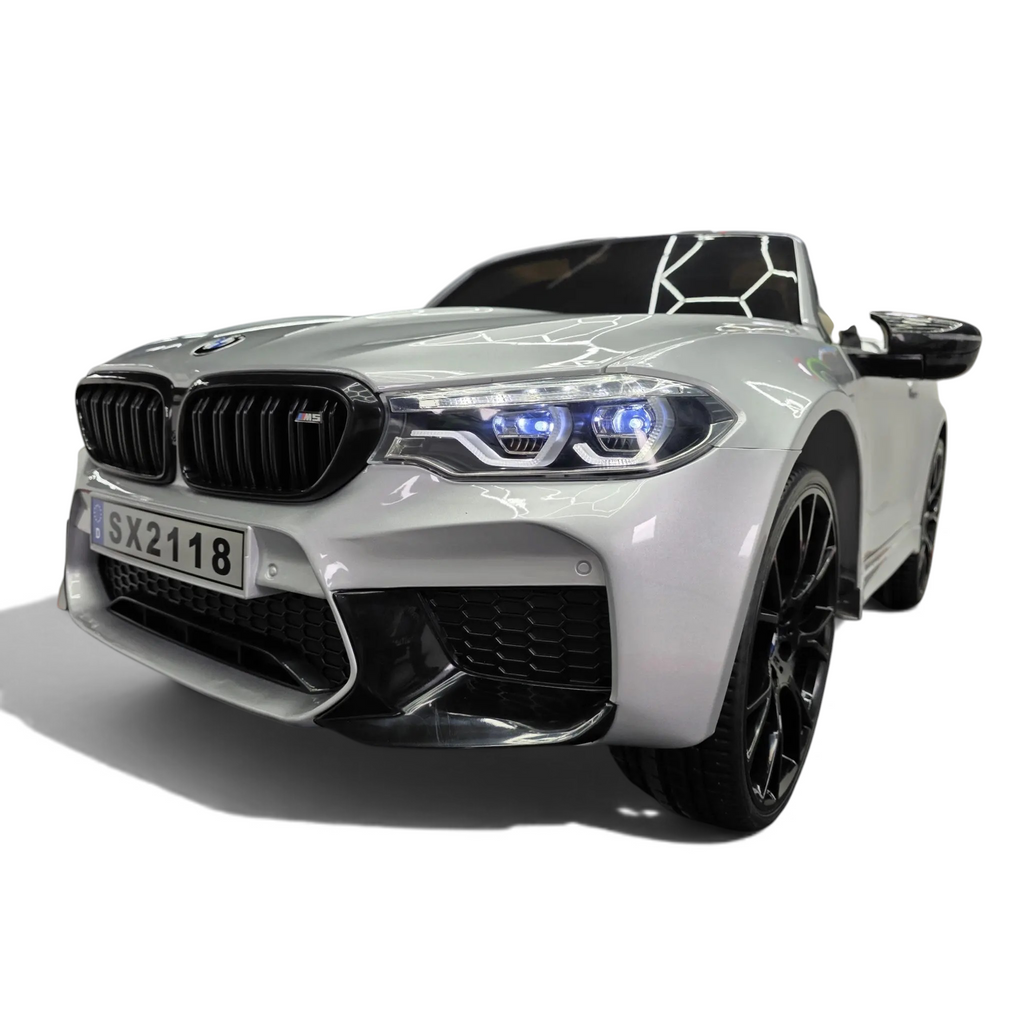Voiture électrique enfant Odecare BMW M5 24V gris métallisé avec phares LED allumés et détails sportifs