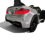Vue arrière de la voiture électrique enfant Odecare BMW M5 gris métallisé avec feux LED rouges allumés
