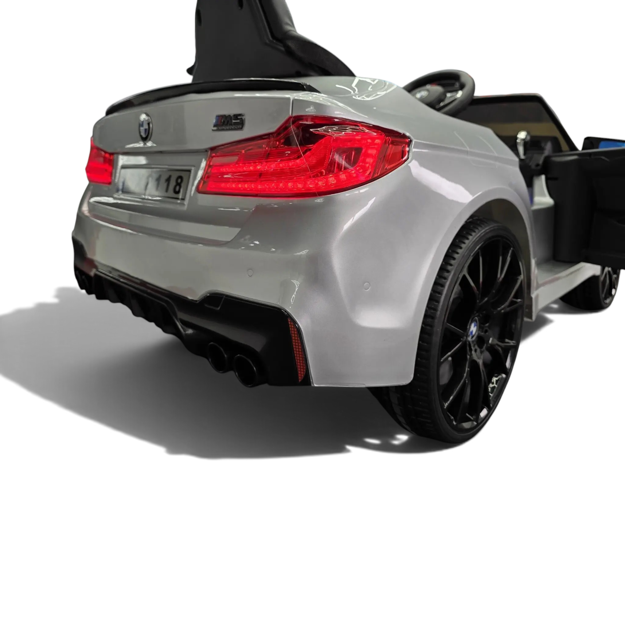 Vue arrière de la voiture électrique enfant Odecare BMW M5 gris métallisé avec feux LED rouges allumés
