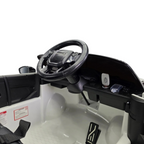 Intérieur de la voiture électrique Petit Pilote Range Rover Evoque avec volant noir, siège en cuir et pédale d'accélérateur