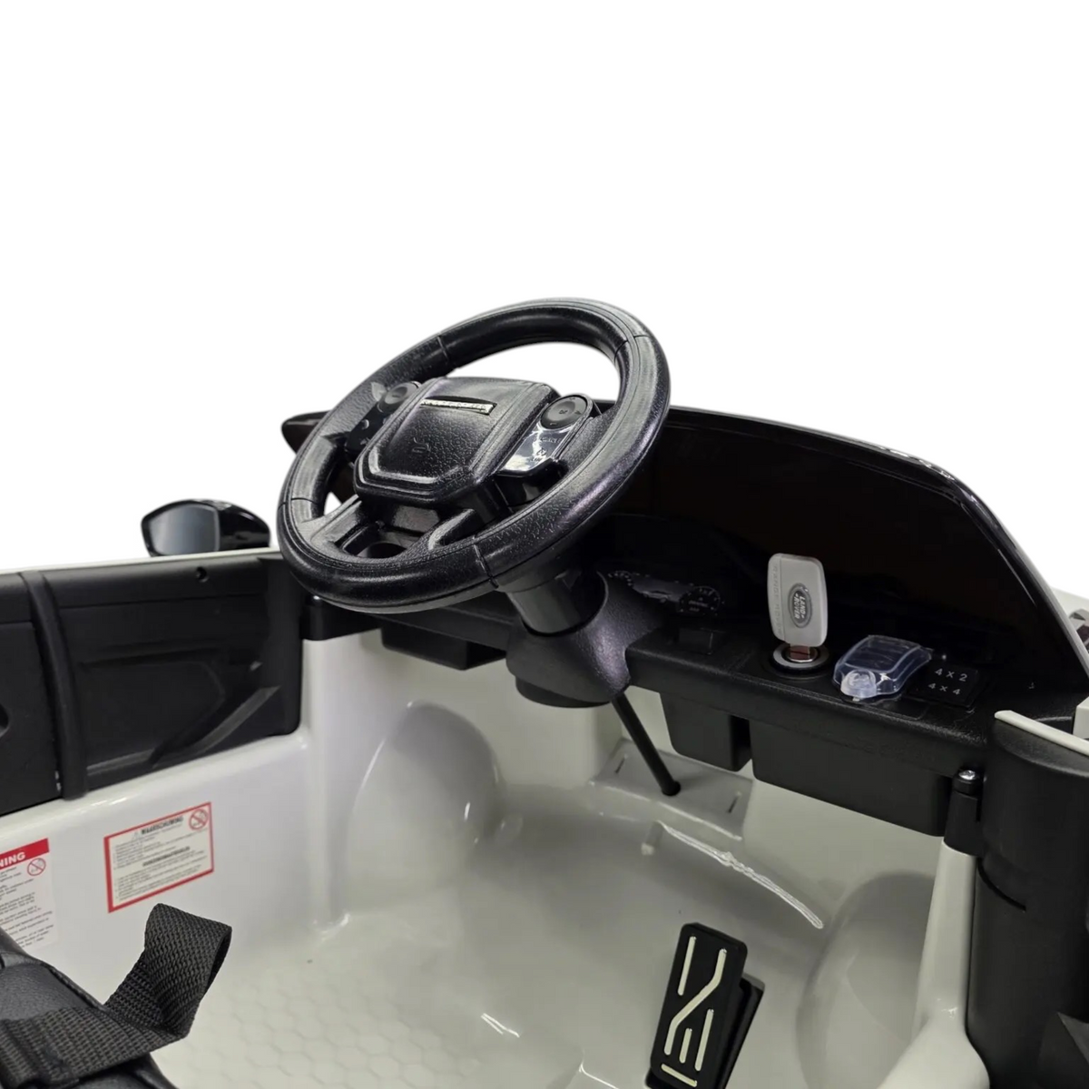 Intérieur de la voiture électrique Petit Pilote Range Rover Evoque avec volant noir, siège en cuir et pédale d'accélérateur