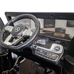Intérieur de la voiture électrique enfant Petit Pilote Mercedes G500 avec volant, tableau de bord et écran multimédia