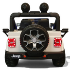 Vue arrière de la voiture électrique enfant Petit Pilote Jeep Wrangler blanche avec roue de secours et feux rouges