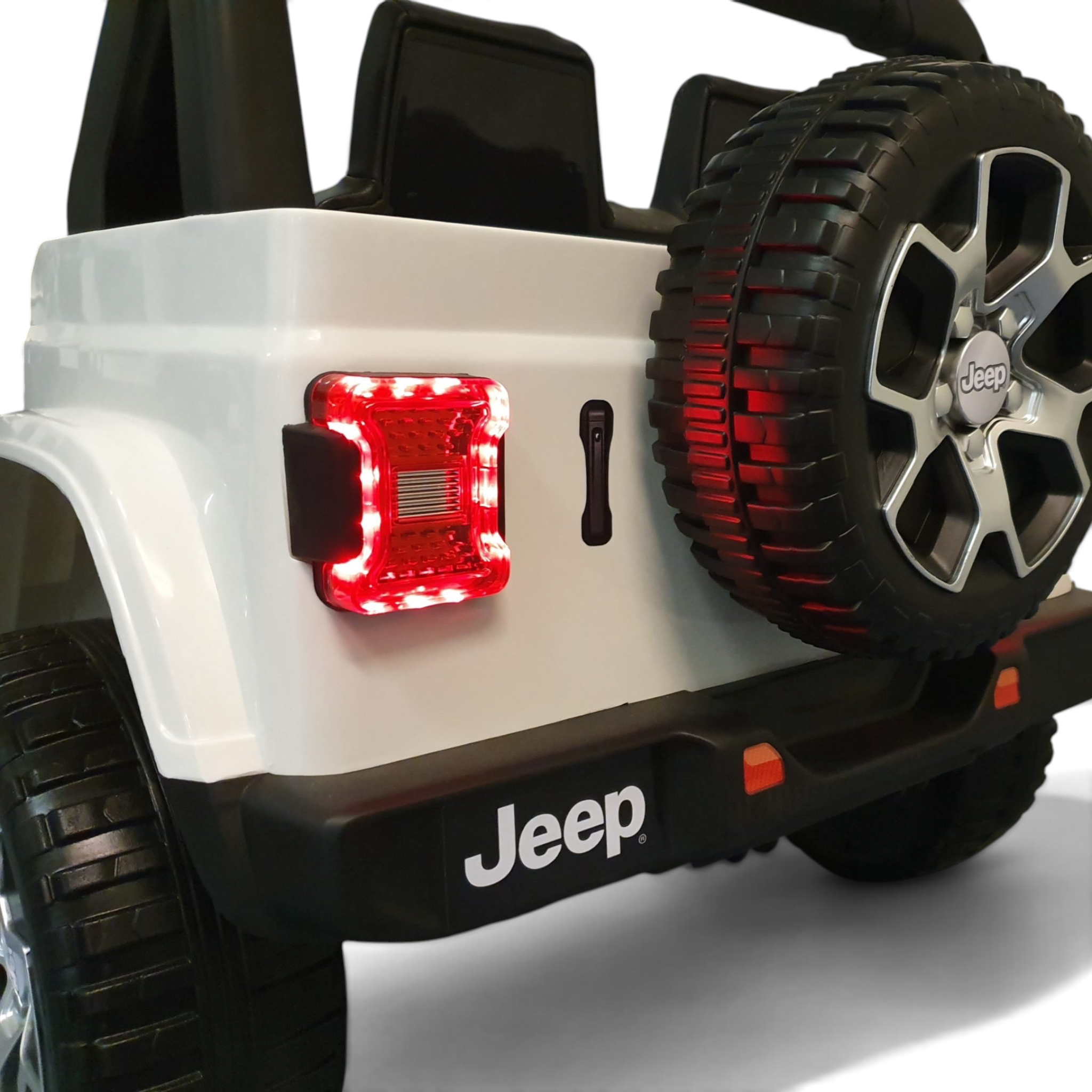 Vue arrière de la voiture électrique enfant Odecare Jeep Wrangler blanche avec feu stop LED et roue de secours