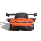 Vue arrière de la voiture électrique enfant Petit Pilote Mercedes AMG GT3 orange avec aileron et feux LED fonctionnels