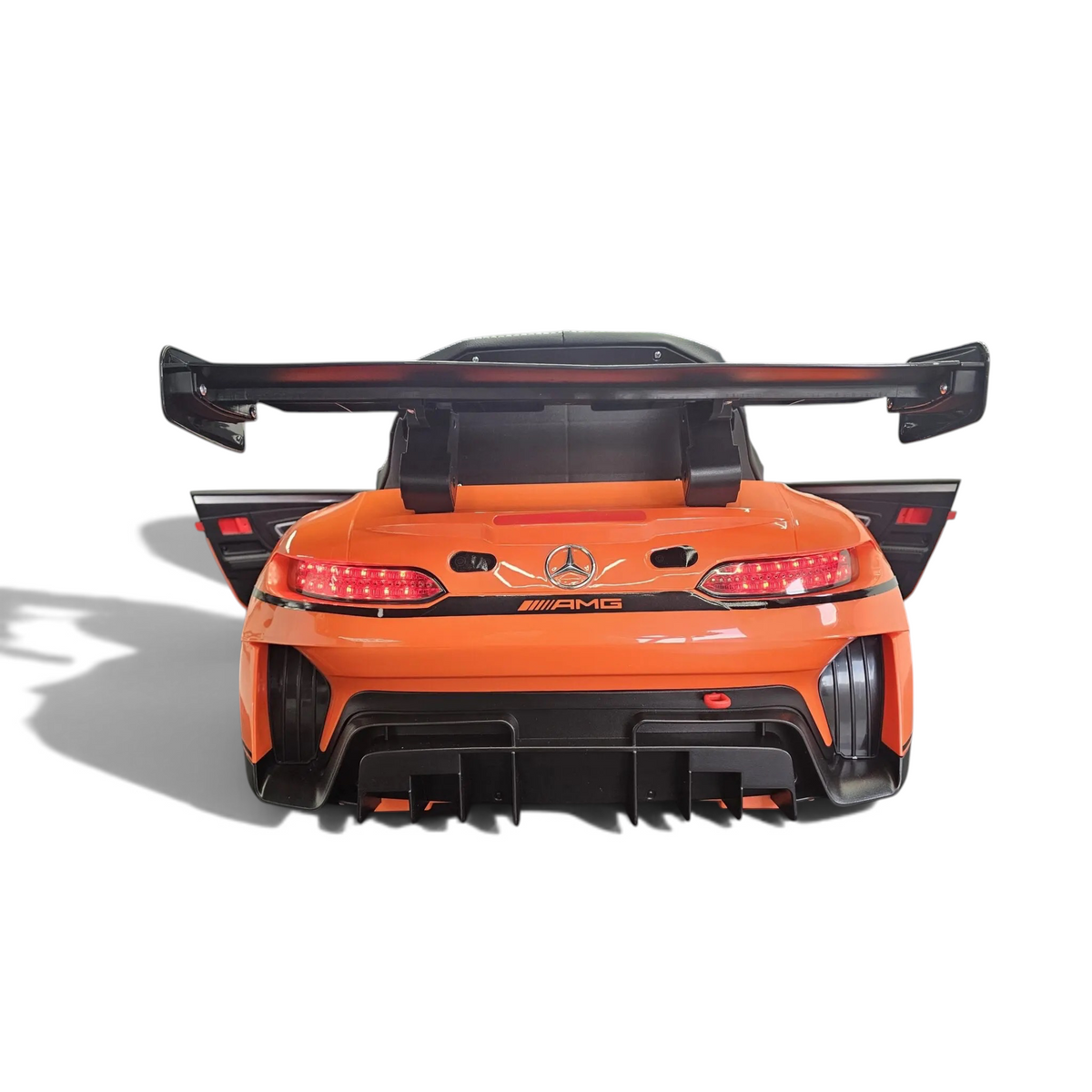 Vue arrière de la voiture électrique enfant Petit Pilote Mercedes AMG GT3 orange avec aileron et feux LED fonctionnels