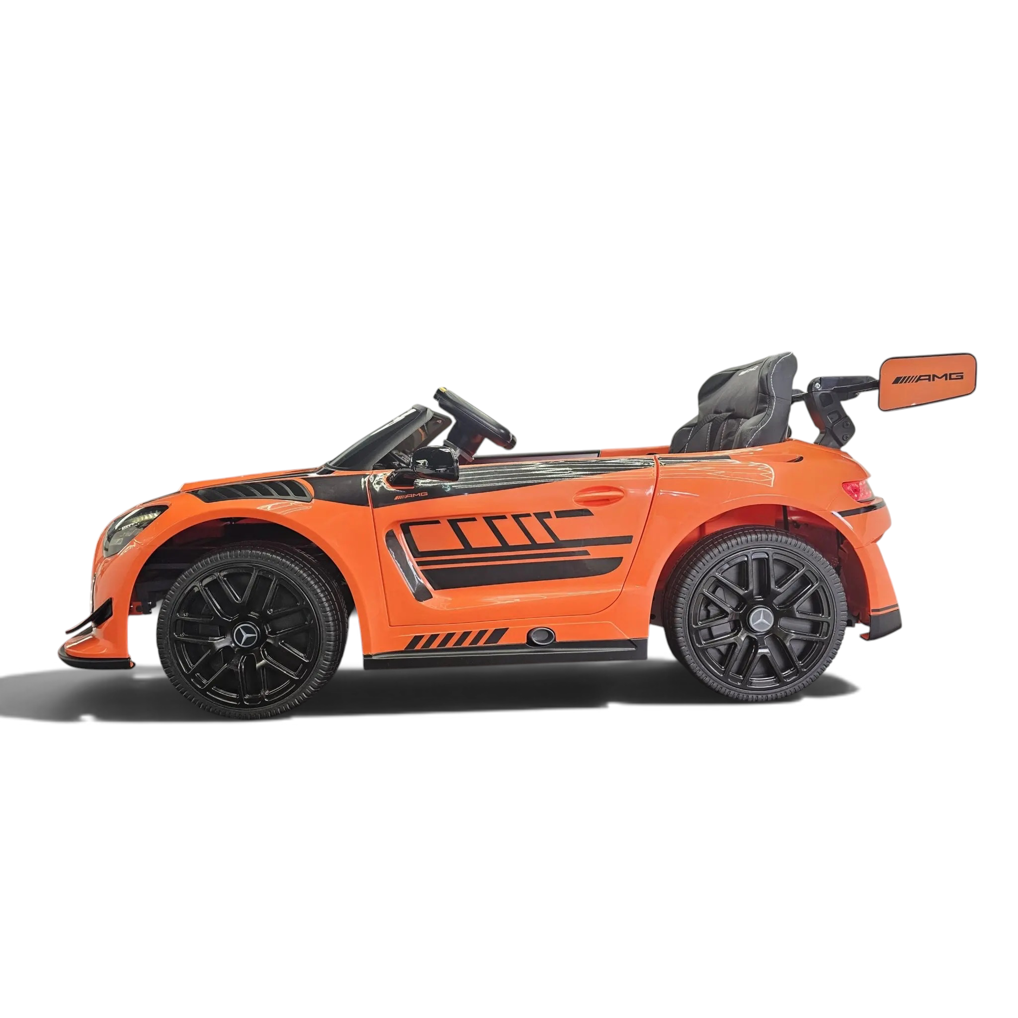 Voiture électrique enfant Petit Pilote Mercedes AMG GT3 orange avec pneus EVA et siège en cuir dans un showroom