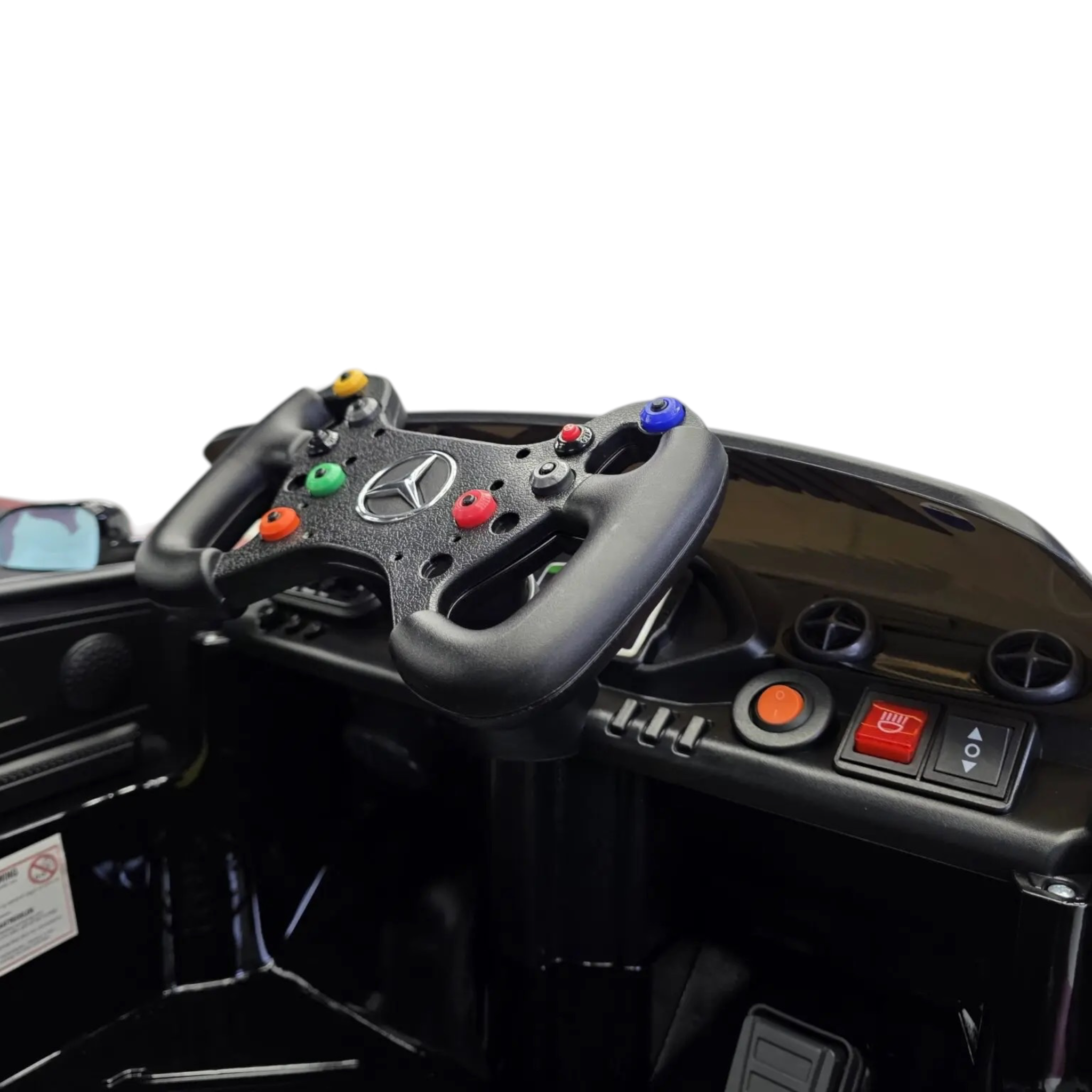 Interieur de la voiture electrique enfant Petit Pilote Mercedes AMG GT3 avec volant sport et tableau de bord noir