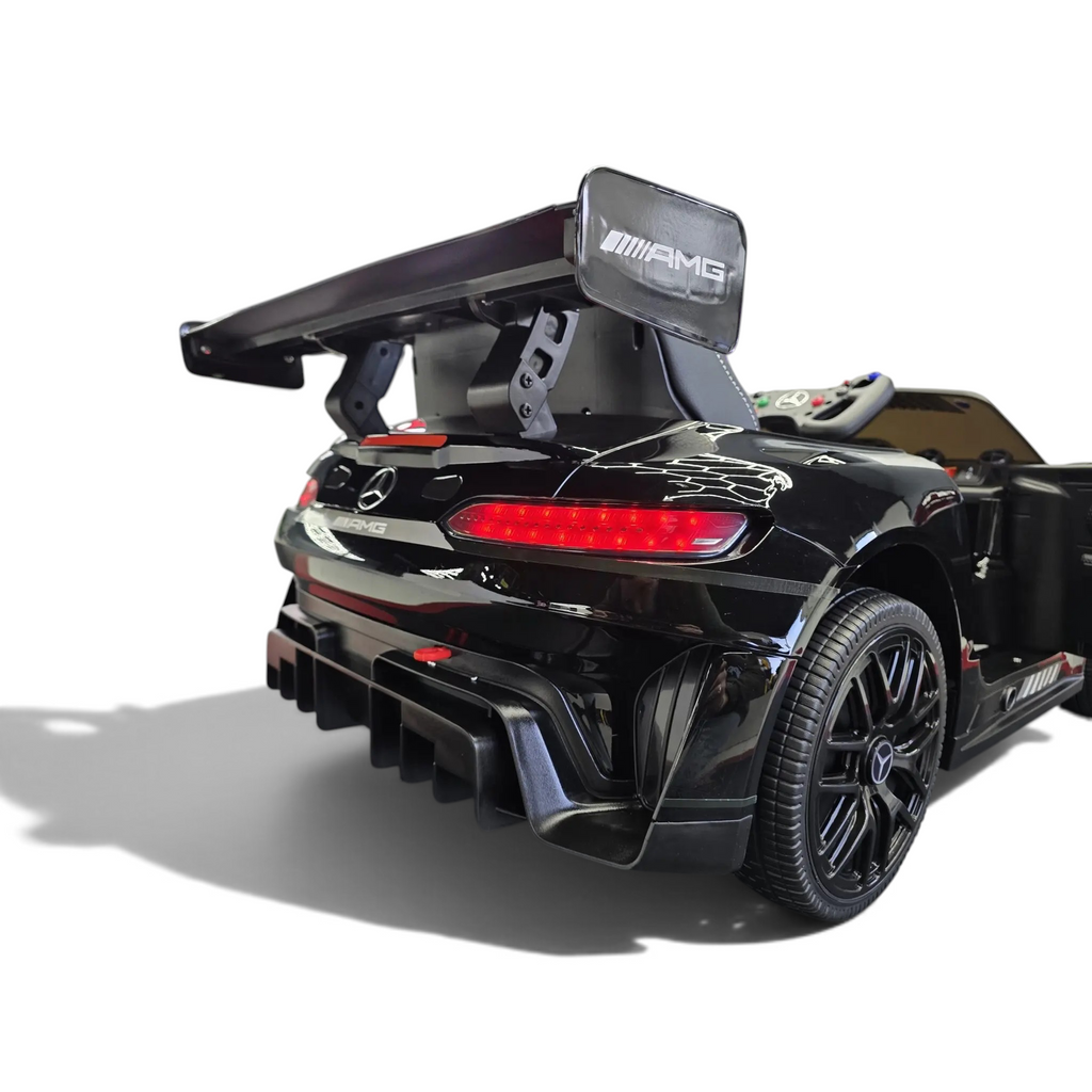 Vue arrière de la voiture électrique enfant Petit Pilote Mercedes AMG GT3 noire métallisée avec aileron et feux rouges