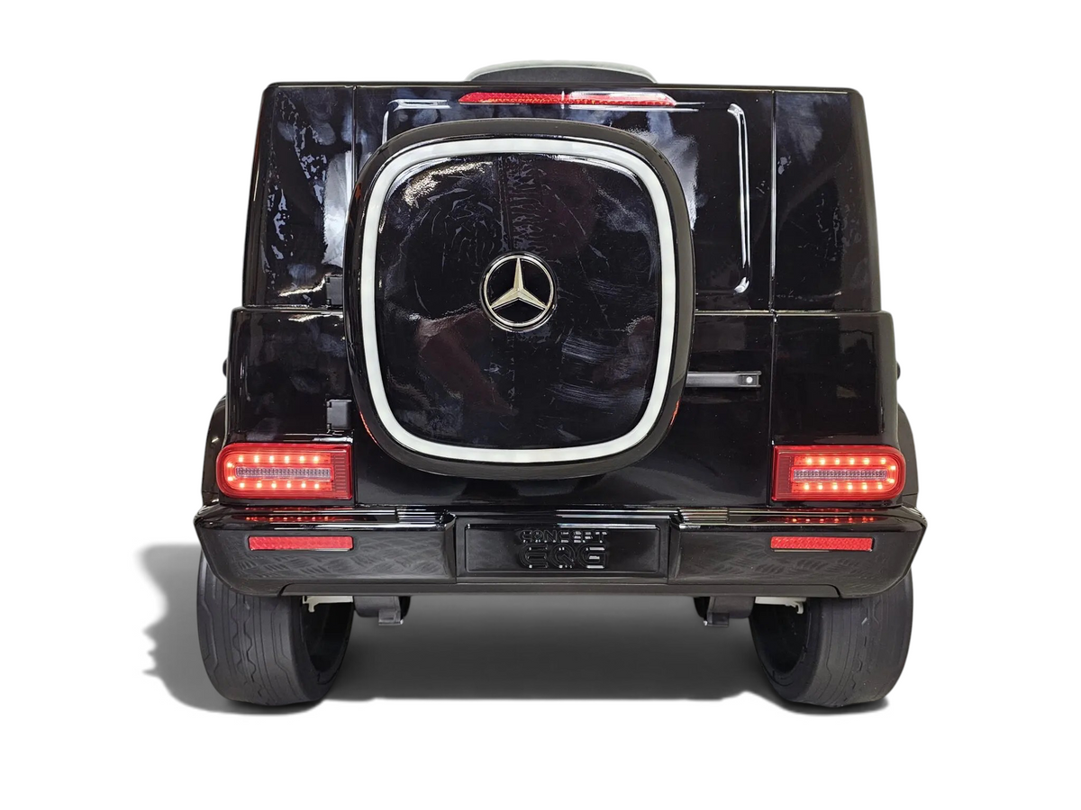 Vue arrière de la voiture électrique pour enfant Odecare Mercedes EQG noire avec feux LED et roue de secours
