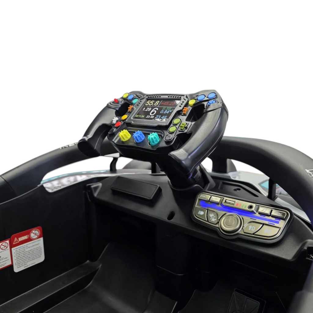 Cockpit de la voiture électrique enfant Petit Pilote Mercedes Formule 1 avec volant détaillé et tableau de bord multimédia