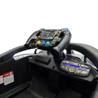 Cockpit de la voiture électrique enfant Petit Pilote Mercedes Formule 1 avec volant détaillé et tableau de bord multimédia