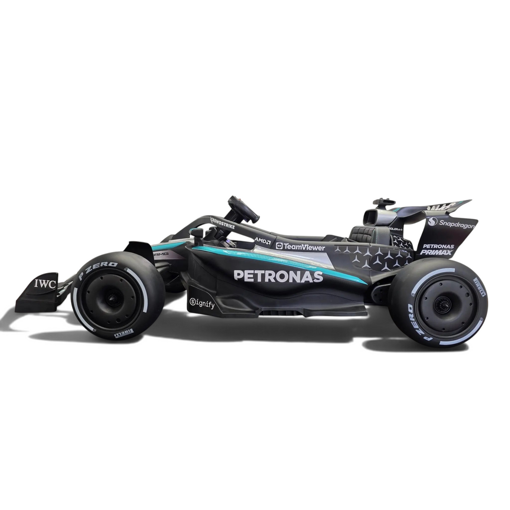 Voiture électrique enfant Petit Pilote Mercedes Formule 1 noire avec pneus EVA et siège en cuir dans un showroom