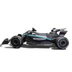 Voiture électrique enfant Petit Pilote Mercedes Formule 1 noire avec pneus EVA et siège en cuir dans un showroom