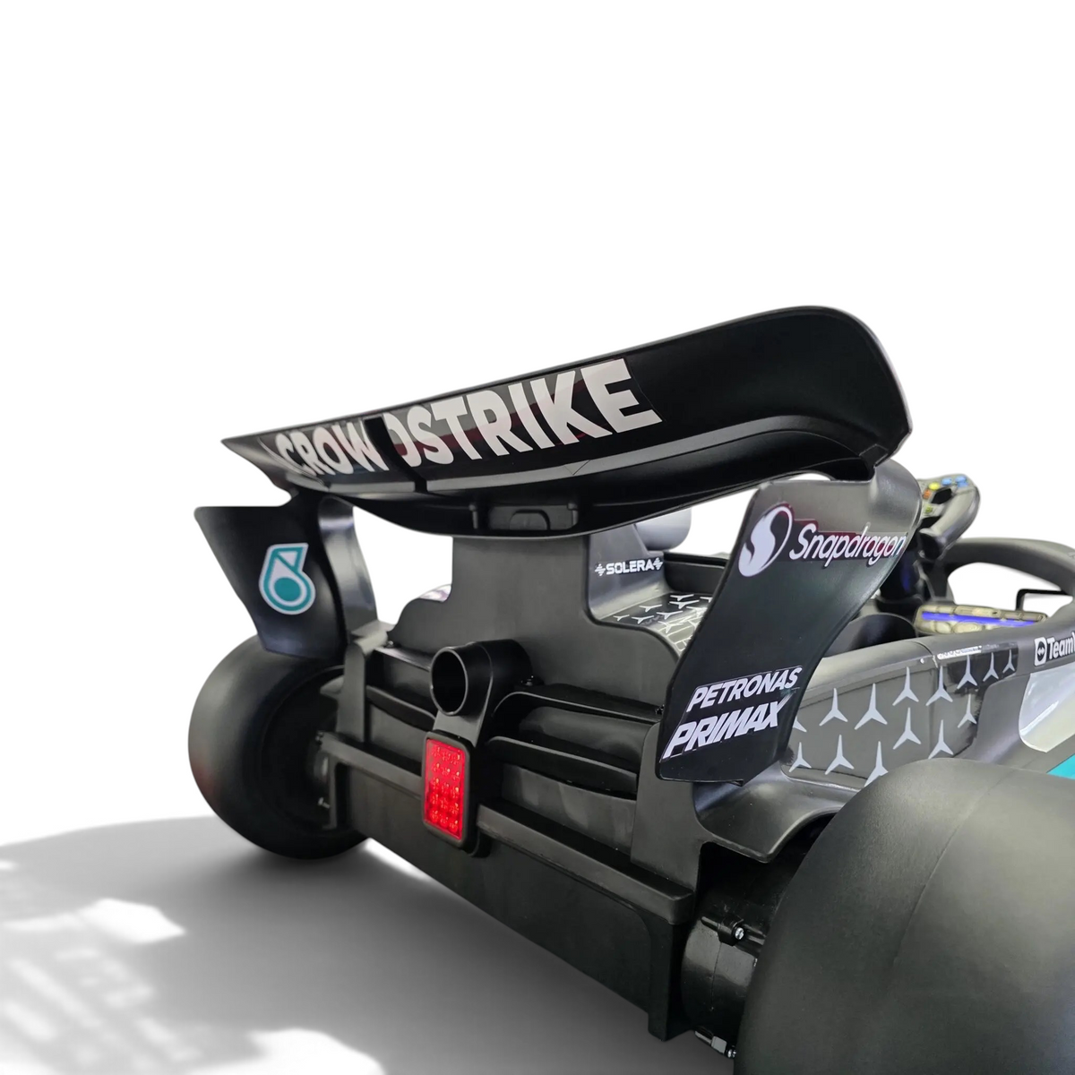 Vue arrière de la voiture électrique pour enfant Petit Pilote Mercedes Formule 1 noire avec aileron et détails de course
