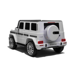 Vue arrière de la voiture électrique pour enfant Petit Pilote Mercedes G500 blanche avec roue de secours et détails noirs