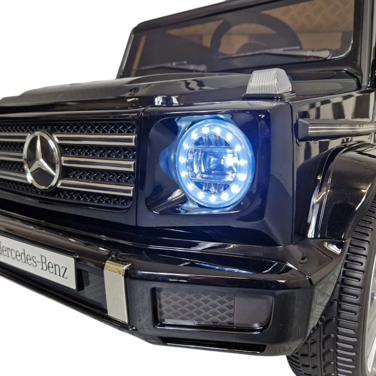 Voiture électrique enfant Odecare Mercedes G500 noire métallisée avec phares LED allumés et calandre emblématique