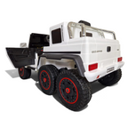 Vue arrière de la voiture électrique pour enfant Petit Pilote Mercedes G63 AMG 6x6 blanche avec six roues et pneus EVA