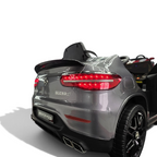 Vue arrière de la voiture électrique pour enfant Petit Pilote Mercedes GLC 63 AMG gris métallisé avec feux LED allumés