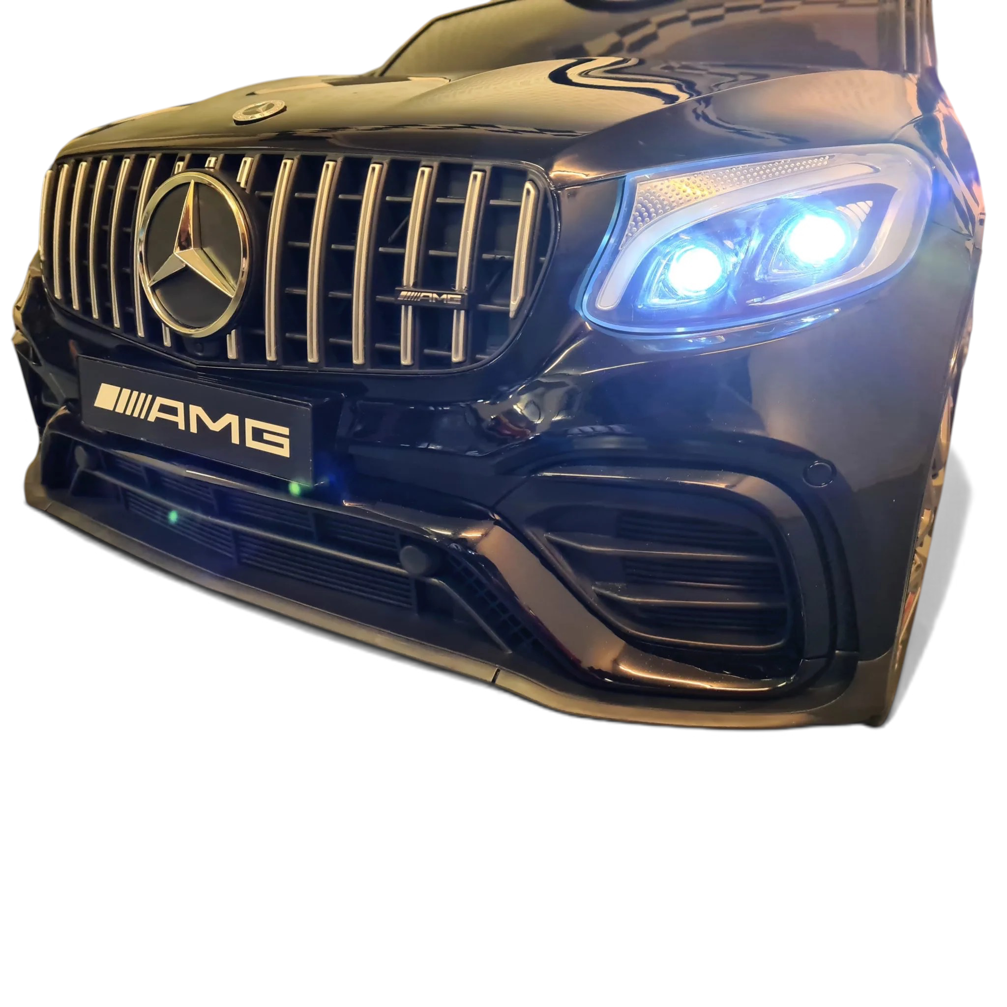 Gros plan sur la calandre et les phares LED allumés de la voiture électrique enfant Odecare Mercedes GLC 63 AMG noire