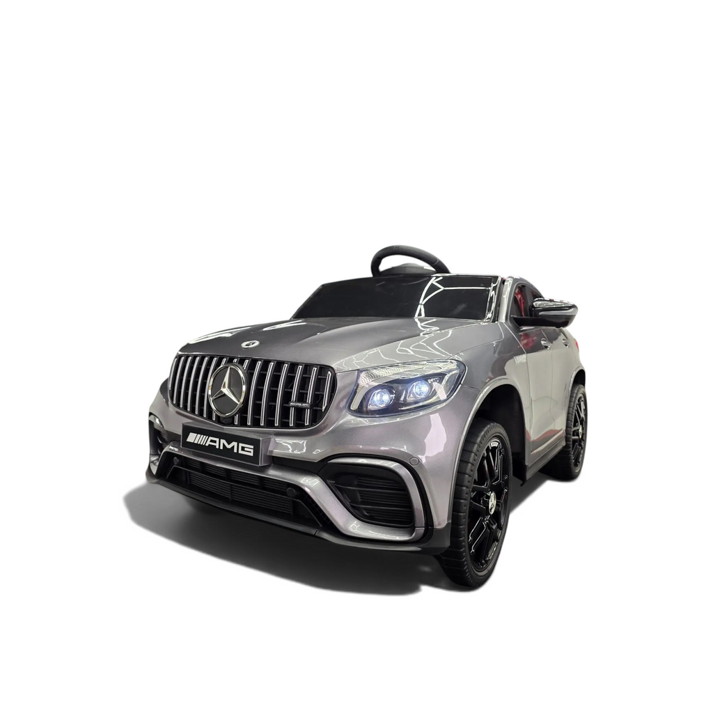 Voiture électrique enfant Petit Pilote Mercedes GLC 63 AMG grise métallisée avec jantes noires dans un showroom