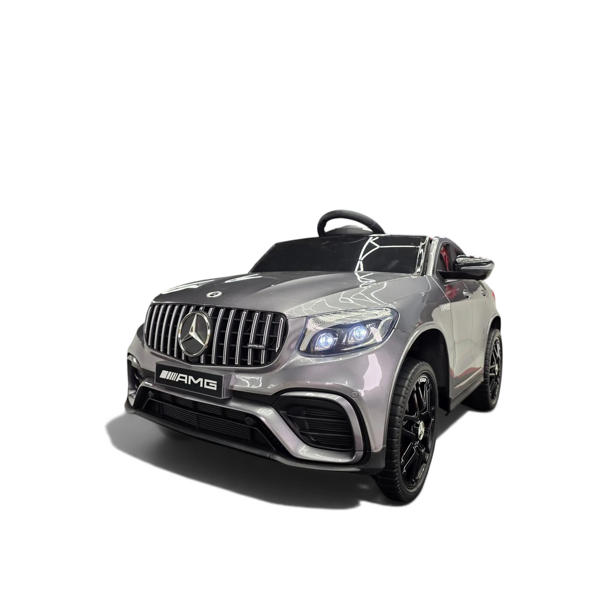 Voiture électrique enfant Odecare Mercedes GLC 63 AMG grise métallisée avec jantes noires dans un showroom