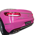 Vue arrière de la voiture électrique pour enfant Petit Pilote Mercedes S650 rose avec feux LED allumés et détails chromés