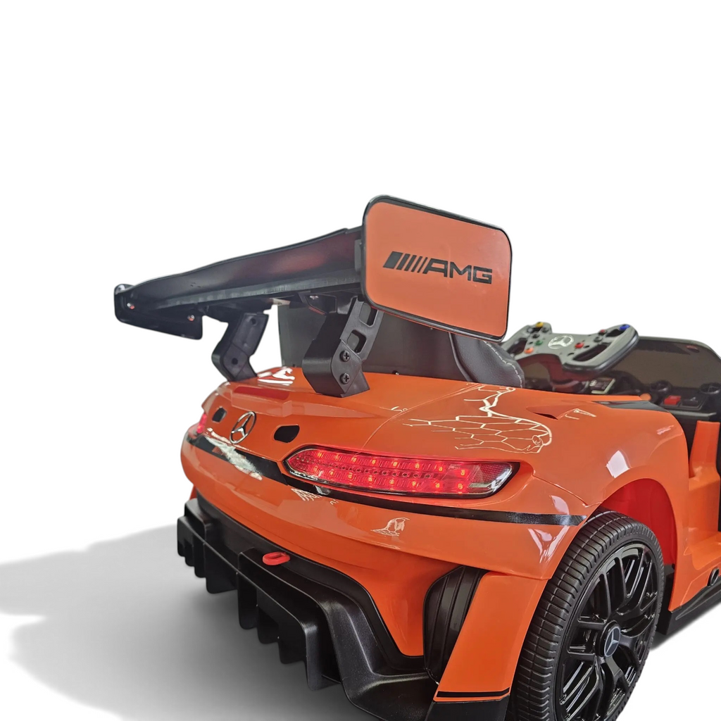 Vue arrière de la voiture électrique pour enfant Petit Pilote Mercedes AMG GT3 orange avec aileron et feux LED