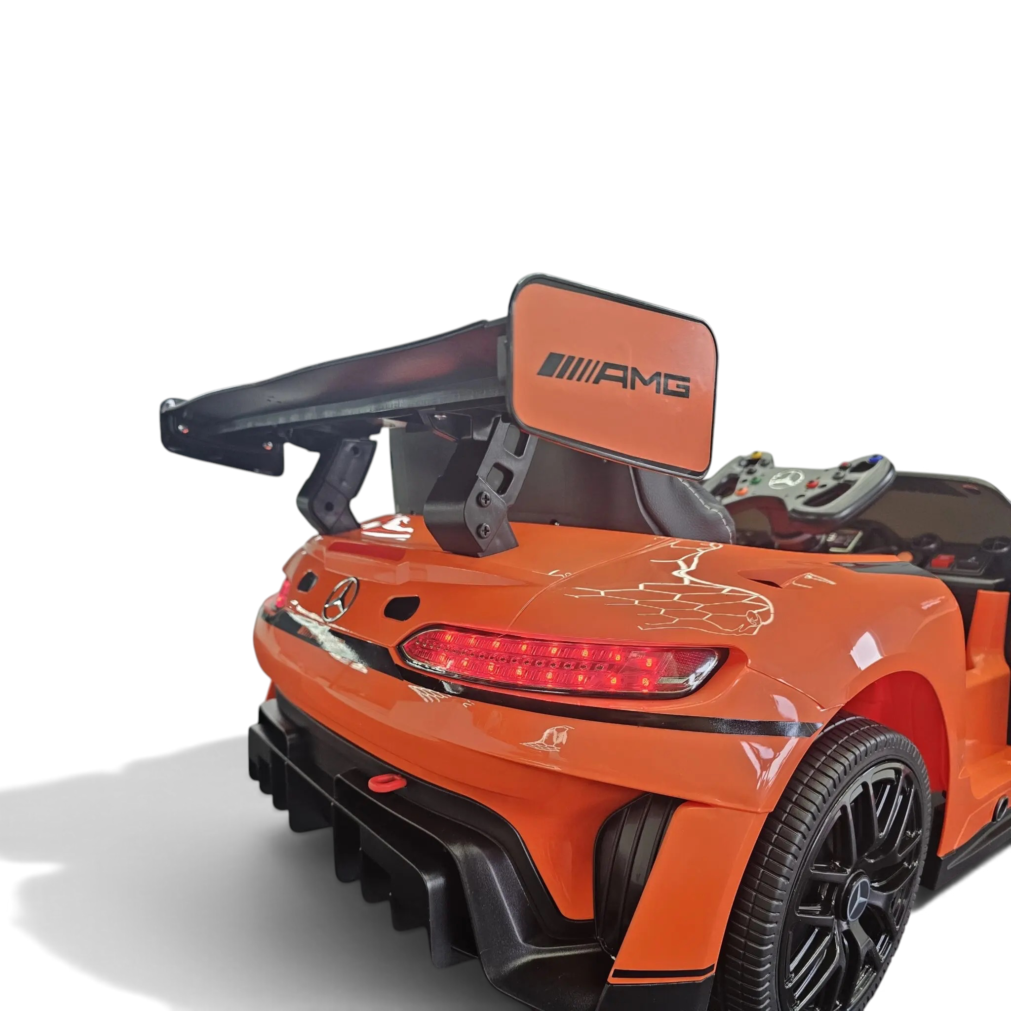 Vue arrière de la voiture électrique pour enfant Petit Pilote Mercedes AMG GT3 orange avec aileron et feux LED